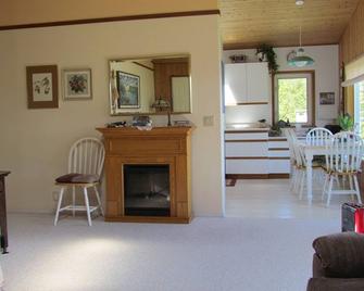 Gorgeous and private hillside view overlooking Maple Bay - Duncan - Dining room