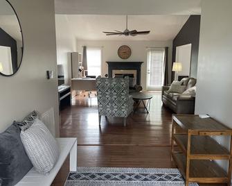Marvin Gardens-Spacious Jack Britt Modern Ranch - Hope Mills - Living room