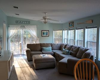 Ichetucknee & Ginnie Springs, Sante Fe & Suwanee Rivers & Divers Woods Retreat - Branford - Living room