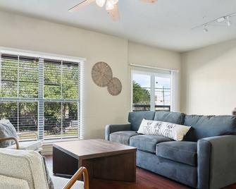 Fully Equipped w Stylish Design and Free Parking - Austin - Living room