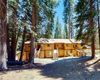 Rustic Condo with Shared Pool & Hot Tub - Walking Distance to Huntington Lake - Lakeshore - Building