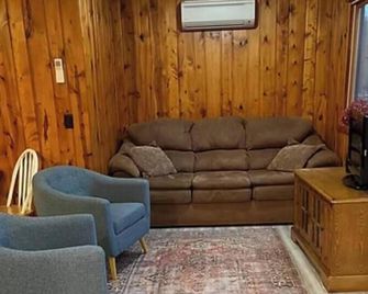 Cabin 6 at Heath's Resort - Pine River - Living room