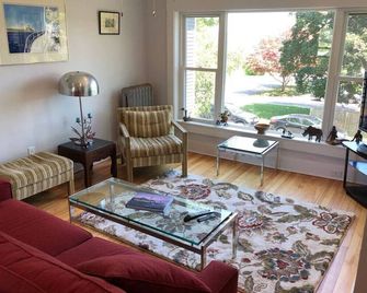 Back Cove - Sunny 2nd Floor Condo - Portland - Living room