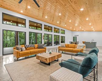 The Evergreen- A Private Luxury White River Cabin - Elkins - Lounge