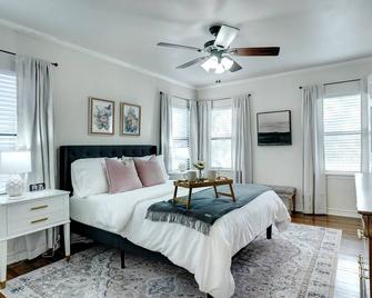 Stunning Home Steps to TCU - Close to Everything! - Fort Worth - Bedroom