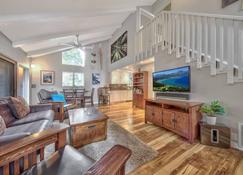 Escape to Paradise: Lake Tahoe Home with Hot Tub, Private Beach Access, and More - Incline Village - Living room