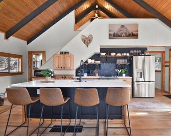 Romantic Lakefront Cabin | Hot Tub + Incredible Views - Divide - Comedor