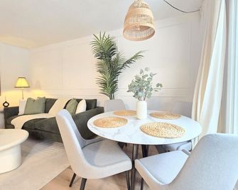 2 Bedroom Suite Downtown w/ Parking - Edmonton - Dining room