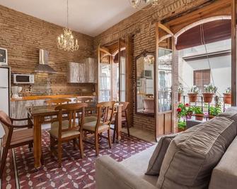 PuraSevilla apartments - Sevilla - Olohuone