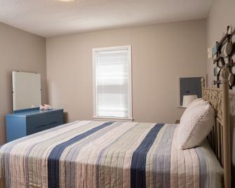 Wamplers Lake North Shore Lakefront Home with Sandy Beach for Swimming - Brooklyn - Bedroom