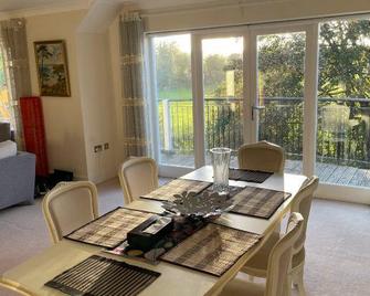 Top Floor En-suite Double Bedrooms With Great View Of Windsor Castle & Free Parking - Windsor - Yemek odası