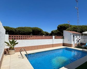 Ana's House. Villa on Mazagón Beach with parking and a private pool. - Moguer - Pool
