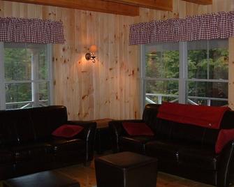 Comfortable Cabin On Pond Near Ski Areas Sunapee And Ragged, Golf 5 minutes away - Wilmot - Sala de estar