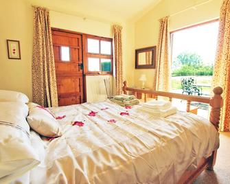 Countryside Cottage with Views Across Fields - Faversham - Bedroom