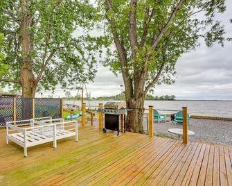 Vickery Cottage on Sandusky Bay with Fire Pit! - Port Clinton - Patio