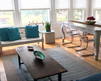 Beautiful Ocean Park Family Vacation Rental - Fire Island Pines - Living room