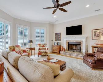 Charming Home With Private Parking, Near Forsyth! By Lucky Savannah - Savannah - Sala de estar