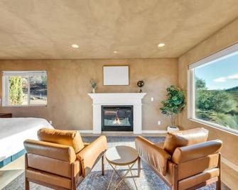 House In The Clouds - El Dorado Hills - Living room