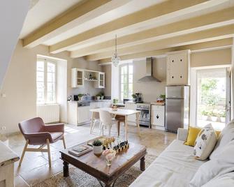 Charming apartment in town house in the heart of Eygalieres - Eygalières - Living room