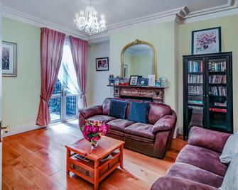 OYO Avenue House - Belfast - Living room