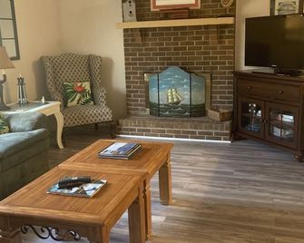 Cozy comfortable & convenient - Ferry Pass - Living room