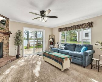 Hidden Lakefront -New Build-Private Beach-Fast Wifi - Brighton