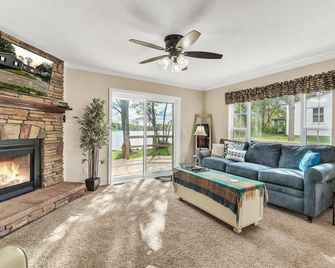 Hidn Lakefront-New Build-Private Beach-Fast Wi-Fi - Brighton - Huiskamer