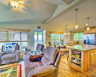 Awesome Hoodsport Cabin - Nearby Hiking Areas - Hoodsport - Living room