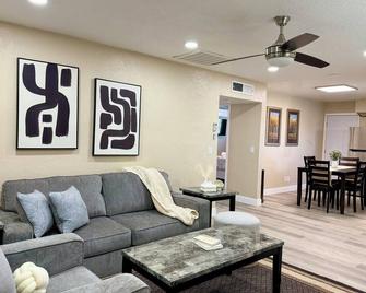 Cozy Unit in Hanford, CA - Hanford - Вітальня