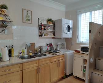 Helen's House Close To Skytrain And Airp - Vancouver - Kitchen