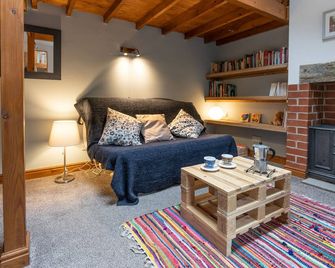 The Old Coach House. Quiet. Private. Historic. Off street parking. 5. - Sheffield - Sala de estar