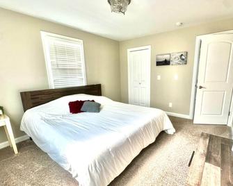 Spacious Renovated Home in Orono, Next to UMaine - Orono - Chambre