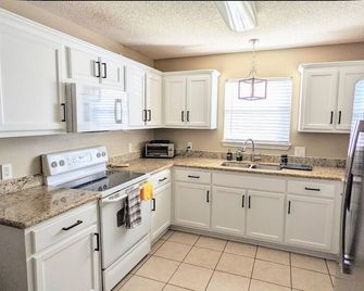 Cozy Family Home Close to Biloxi and Beach - D'Iberville - Kitchen