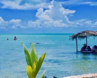 Secret Beach Yellow Cabana Ocean Views, just steps to water access! - San Pedro Town - Playa