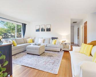 Charming Davis Retreat: Cozy & Central - Davis - Living room