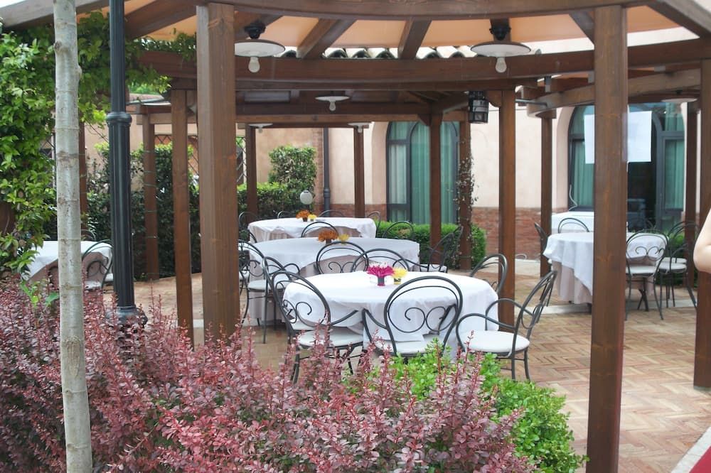 Hotel La Cantina - Medolla - Patio