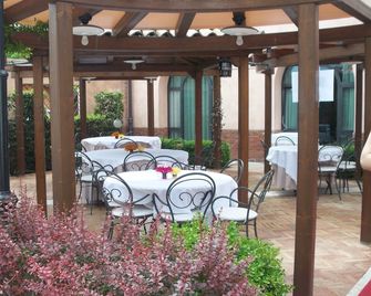 Hotel La Cantina - Medolla - Patio