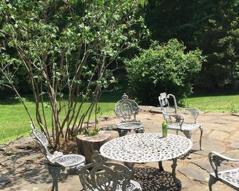 Sweet Beehive Cottage / Berkshire Foothills. Monthly Rental / Minimum 20 Days - Cornwall Bridge - Patio