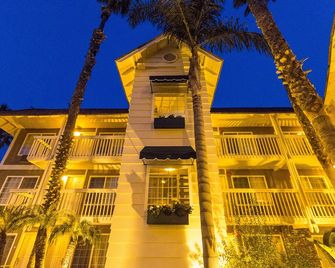 Ramada by Wyndham Costa Mesa/Newport Beach - קוסטה מסה - בניין