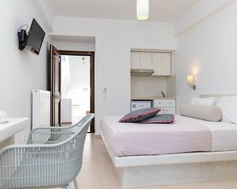 Naxos Central Room | Superior Double Room | Balcony | 200m From St. George Beach | City Views | Saint George - Naxos - Habitación