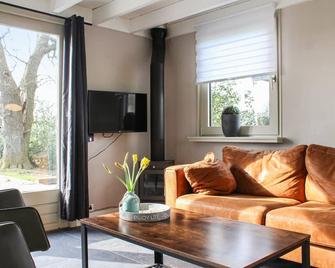 2 Bedroom Nice Home In Bornerbroek - Almelo - Living room