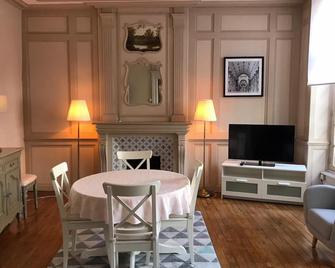 Eglantine Appartement Centre Historique De Dinan - Dinan - Dining room