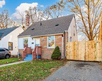 5mins Drive to Detroit Zoo 3 bedrooms 2 full bath - Detroit - Building