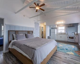 Whole Beachfront House - New Remodel - Views, Spa + Deck - Sunset Beach - Phòng ngủ