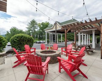Country Inn & Suites by Radisson, Lake George, NY - קווינסברי - פטיו