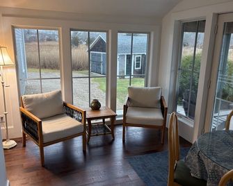 Discover Cape Cod Beaches while relaxing at a home on the marsh - Sandwich - Wohnzimmer