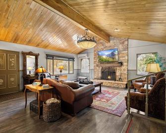 Secluded River View Hideaway minutes to the West Entrance of Glacier National - Hungry Horse - Living room
