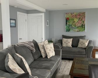Waterfront Cottage - Brunswick - Living room