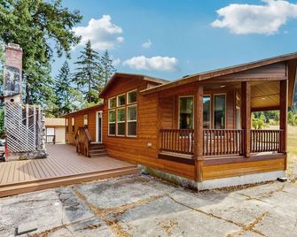 Tranquil riverfront getaway, private pool, seasonal fruit trees, & fishing - Willow Creek - Edificio