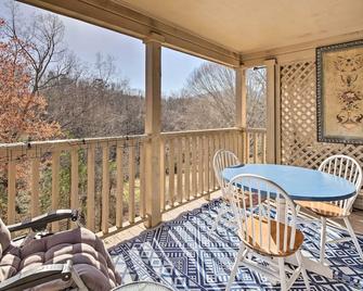 Private Balcony and Pool Access Lake Lure Studio! - Lake Lure - Balcón